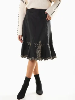 Saia midi acetinada evasé com bordados