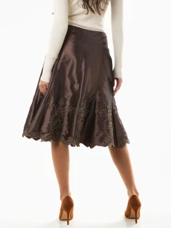 Saia midi acetinada evasé com bordados
