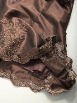 Saia midi acetinada evasé com bordados