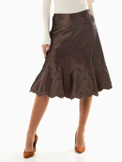 Saia midi acetinada evasé com bordados