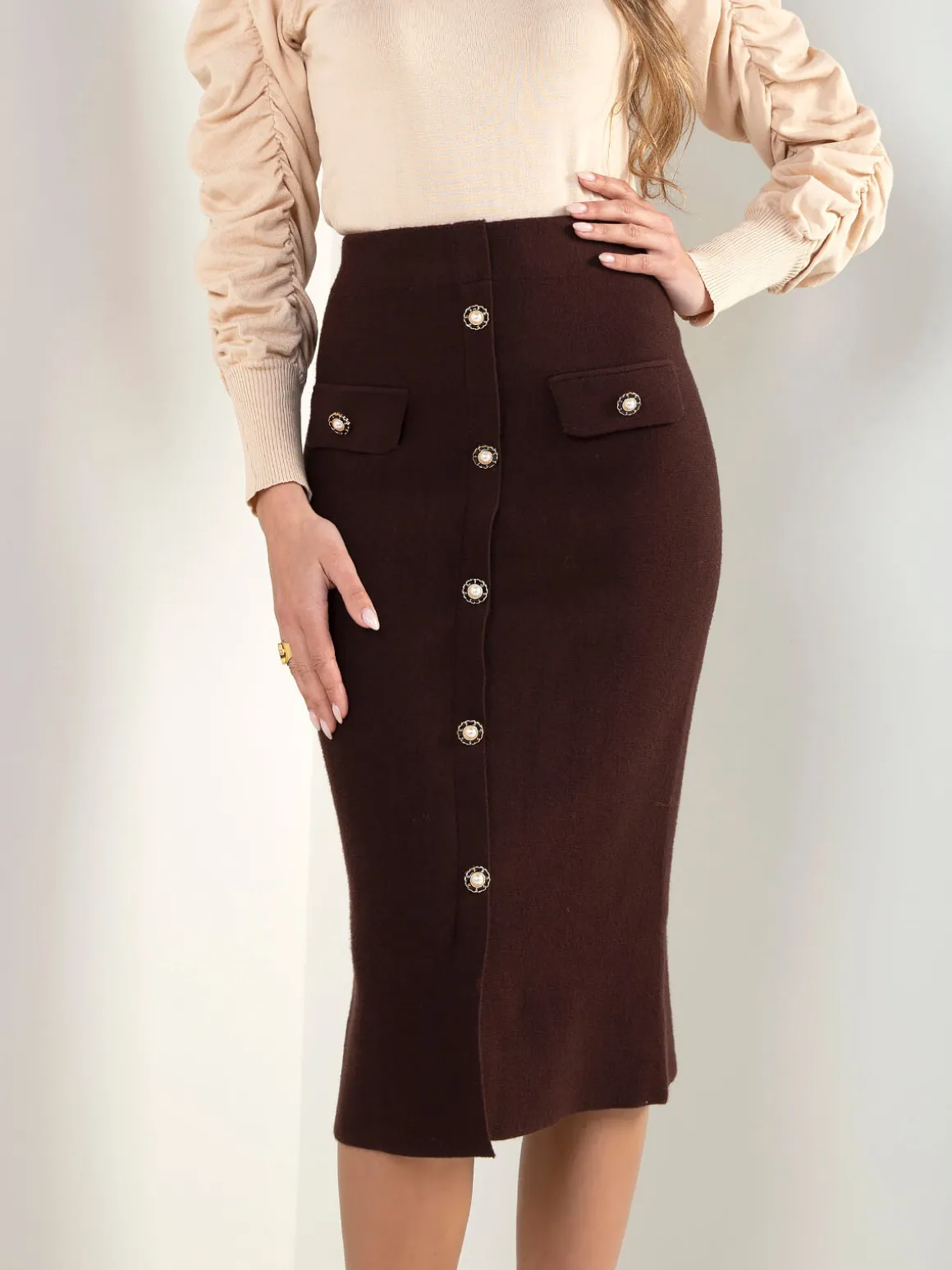 Saia midi malha com botões decorativos