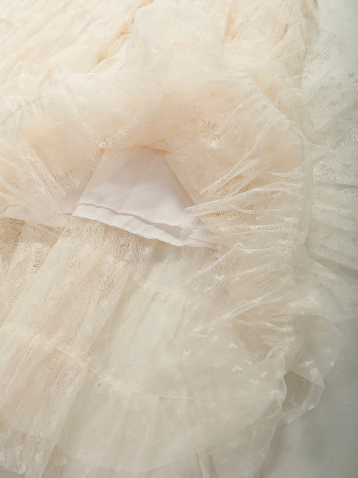 Saia tule comprida com folhos e corações