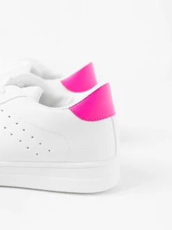 Sapatilhas brancas com rosa