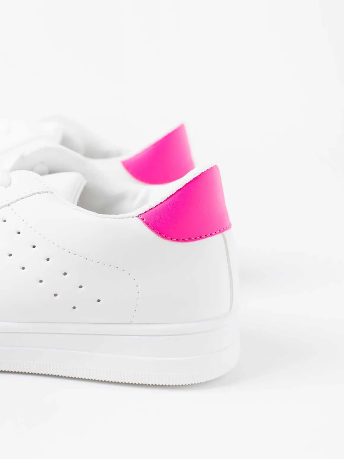 Sapatilhas brancas com rosa