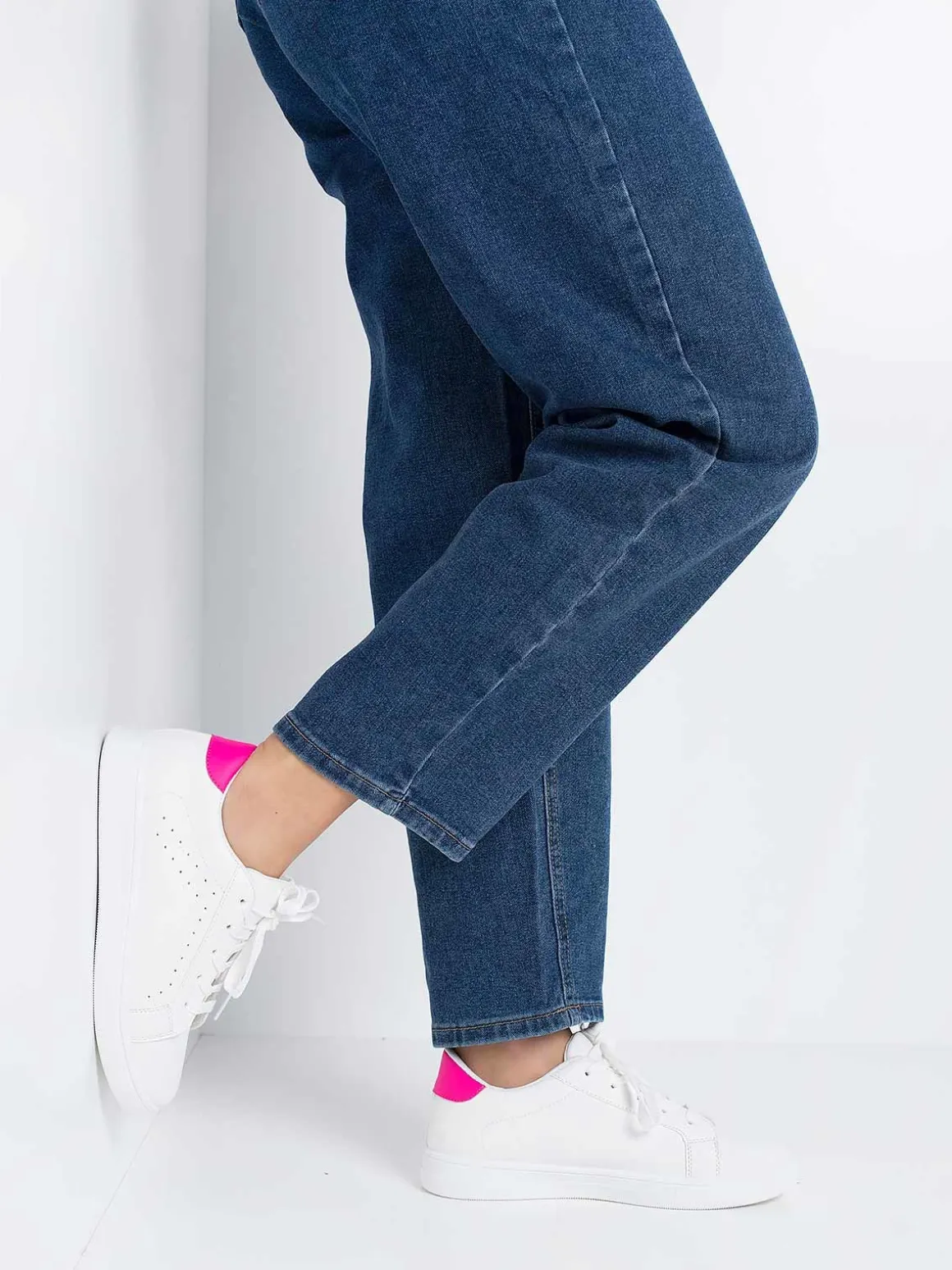 Sapatilhas brancas com rosa