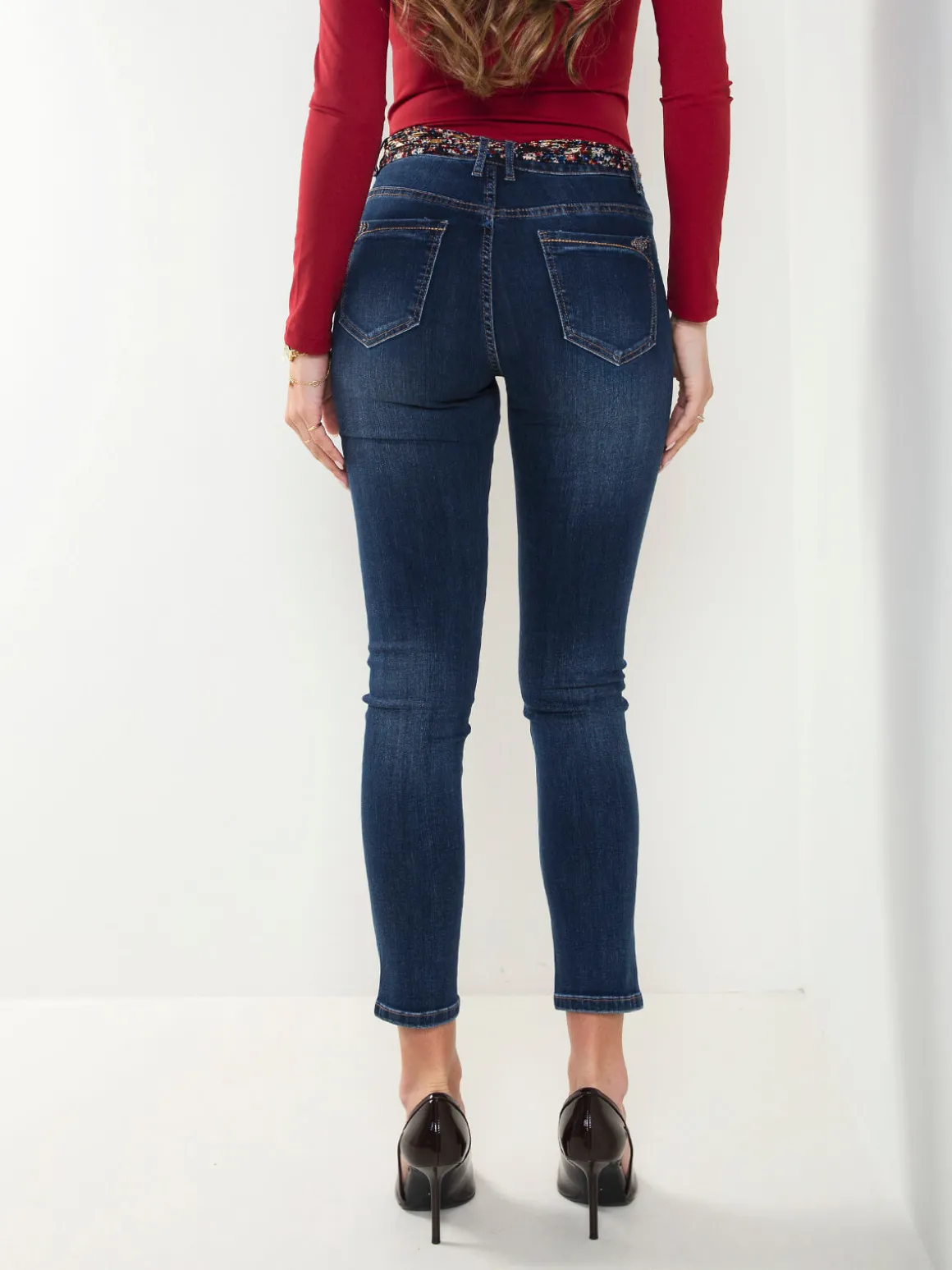 Skinny jeans azul escuro com lenço
