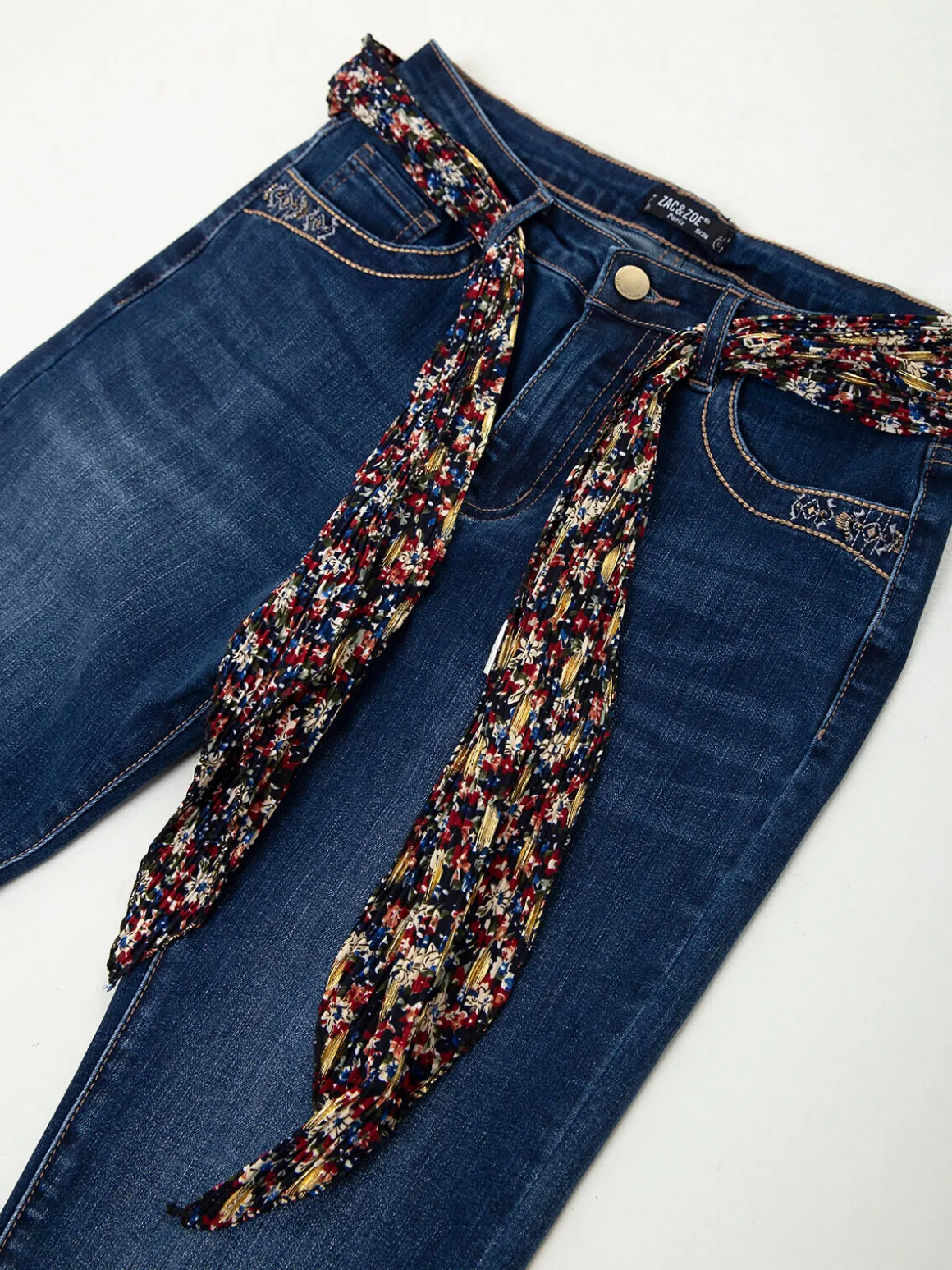 Skinny jeans azul escuro com lenço