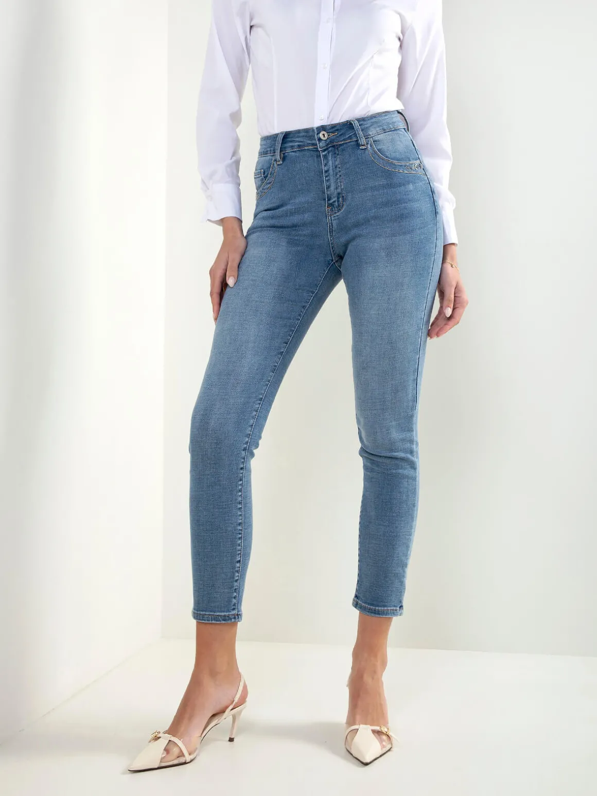 Skinny jeans cintura alta com bordado