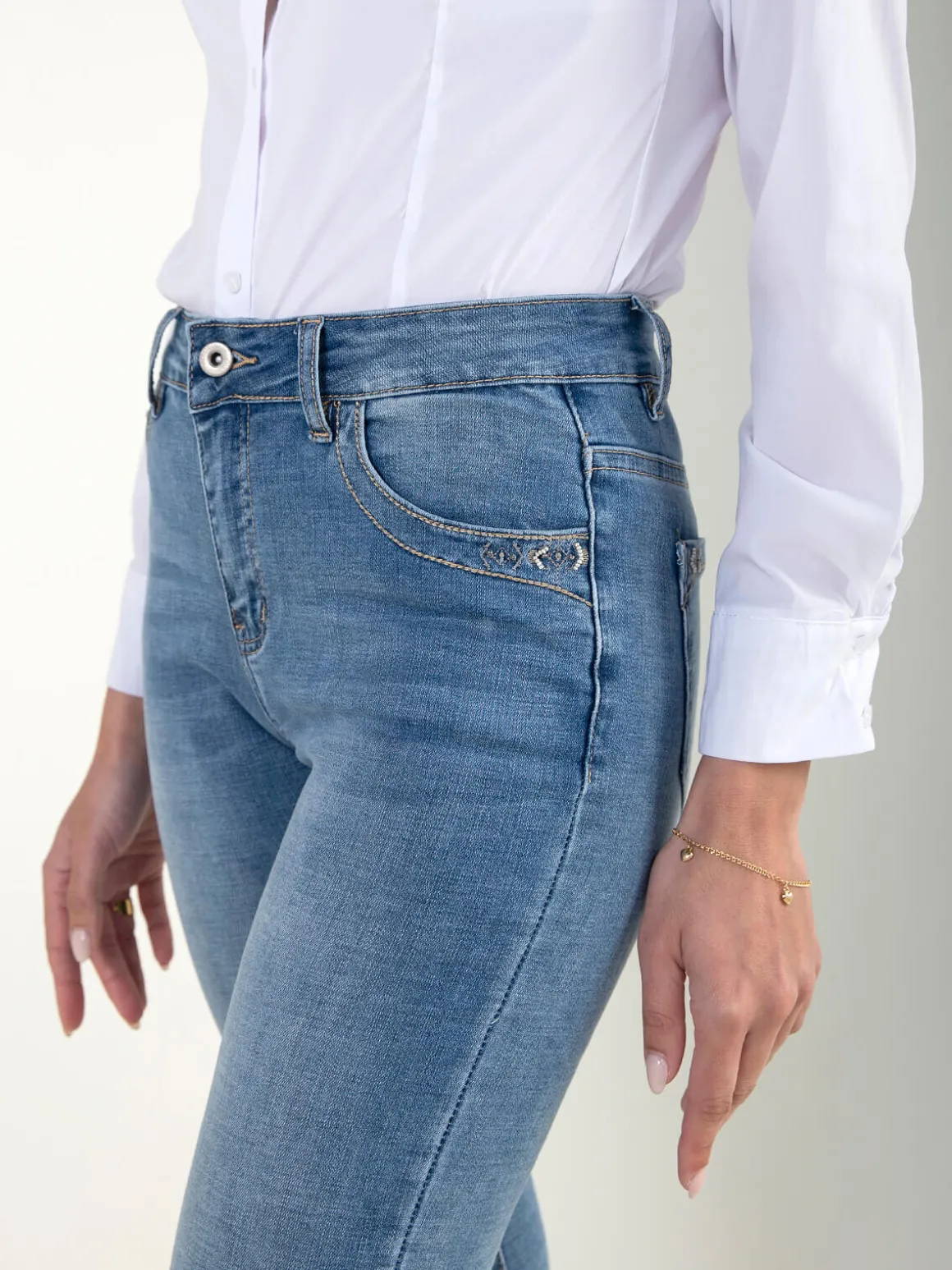 Skinny jeans cintura alta com bordado