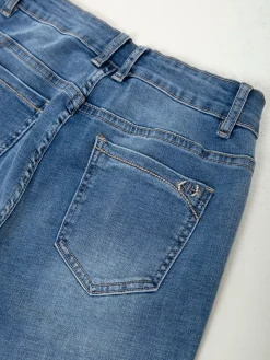 Skinny jeans cintura alta com bordado