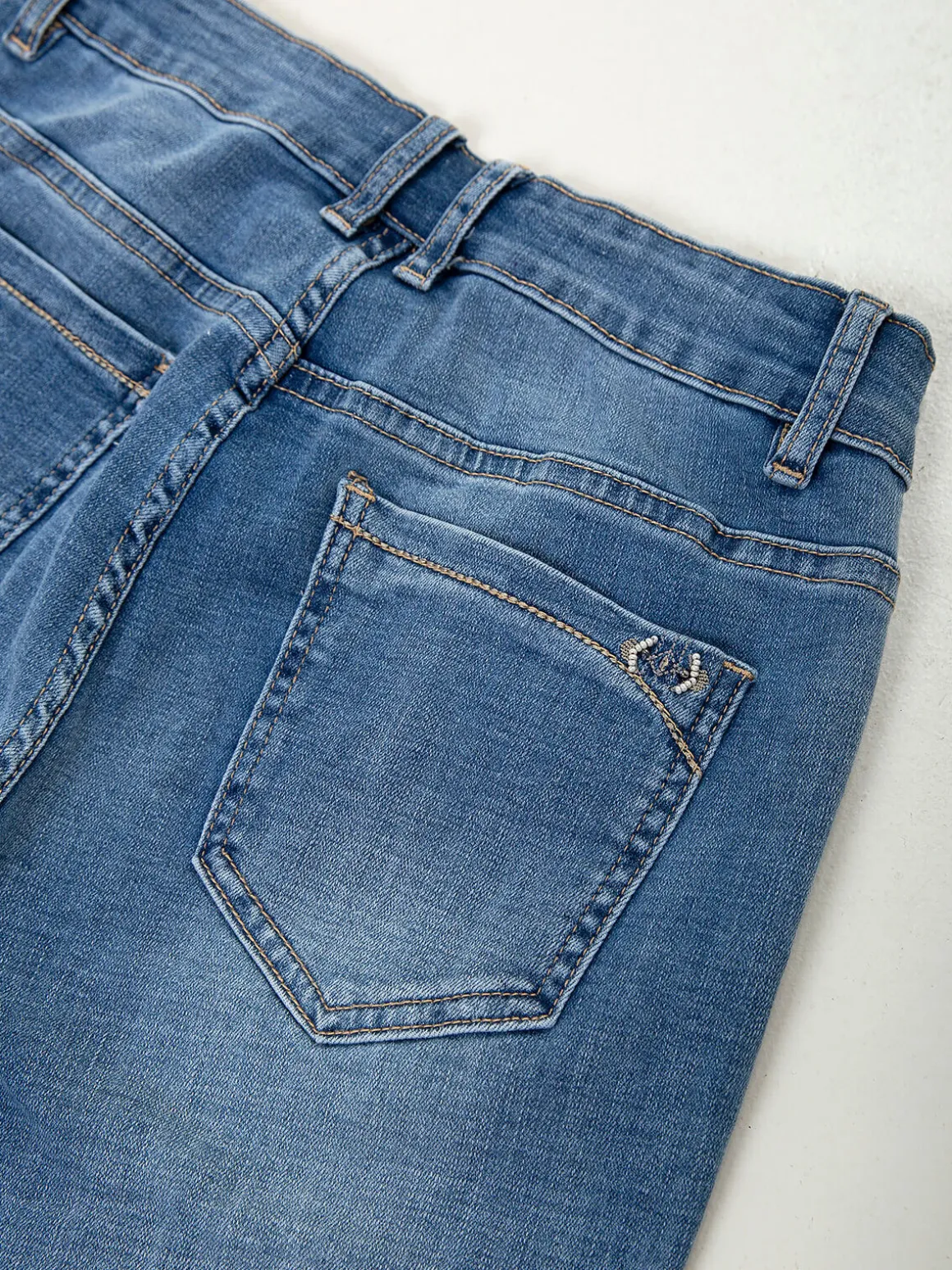 Skinny jeans cintura alta com bordado