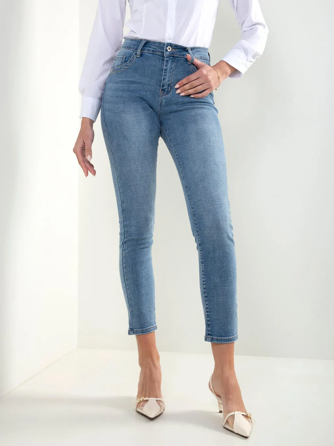 Skinny jeans cintura alta com bordado