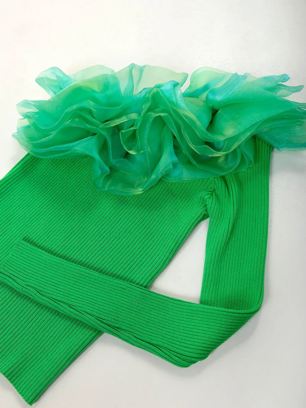 Top assimétrico malha canelada com tule