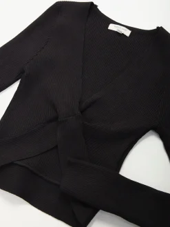 Top cropped malha canelada com decote cruzado