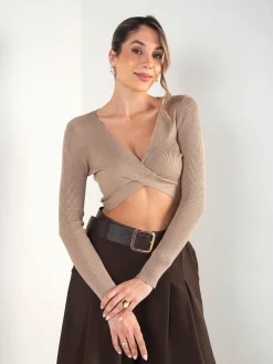 Top cropped malha canelada com decote cruzado