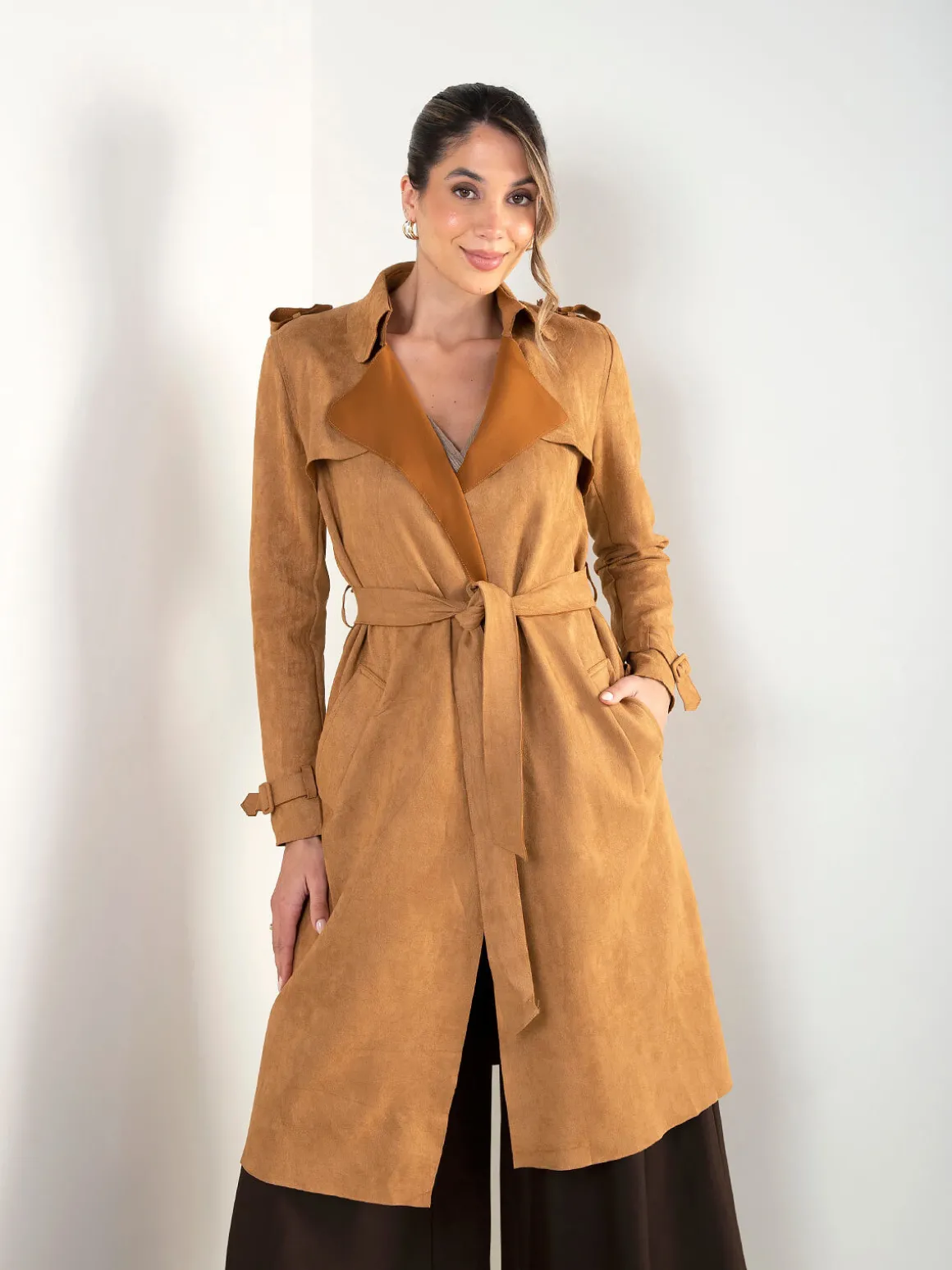 Trench coat efeito camurça com cinto