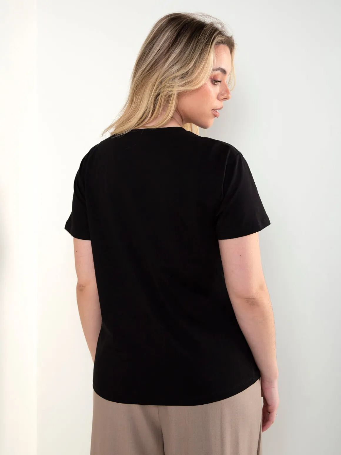 T-shirt com aplicação flor