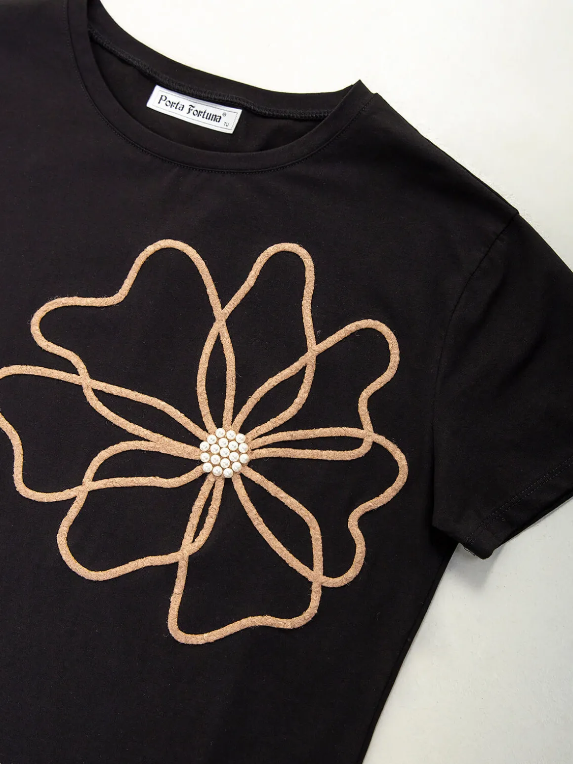 T-shirt com aplicação flor