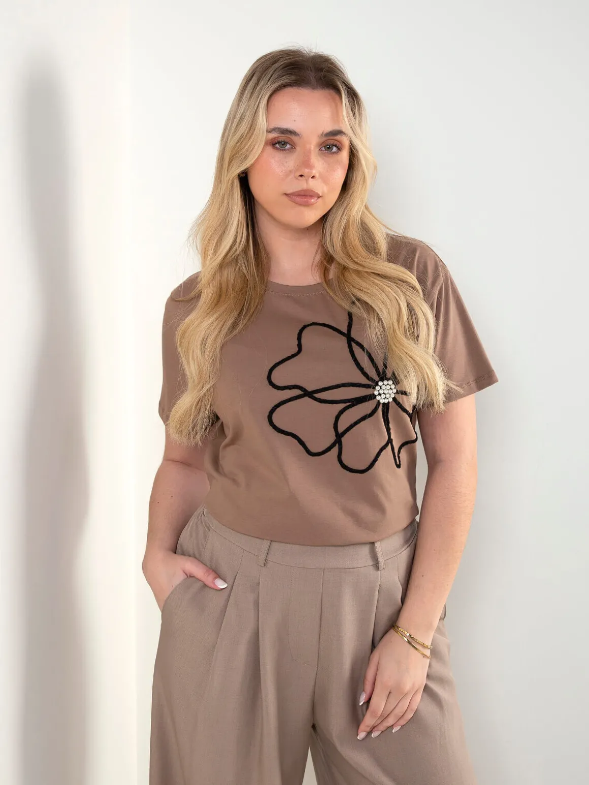 T-shirt com aplicação flor