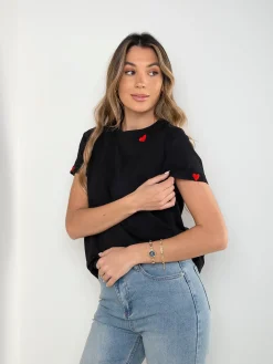 T-shirt com corações bordados