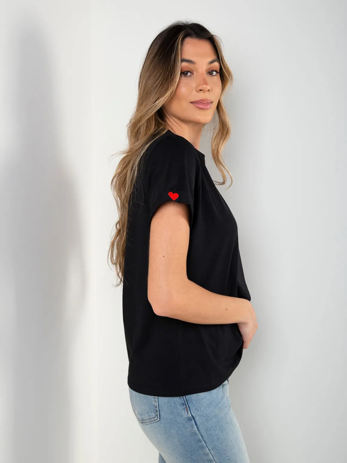 T-shirt com corações bordados
