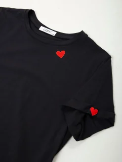 T-shirt com corações bordados