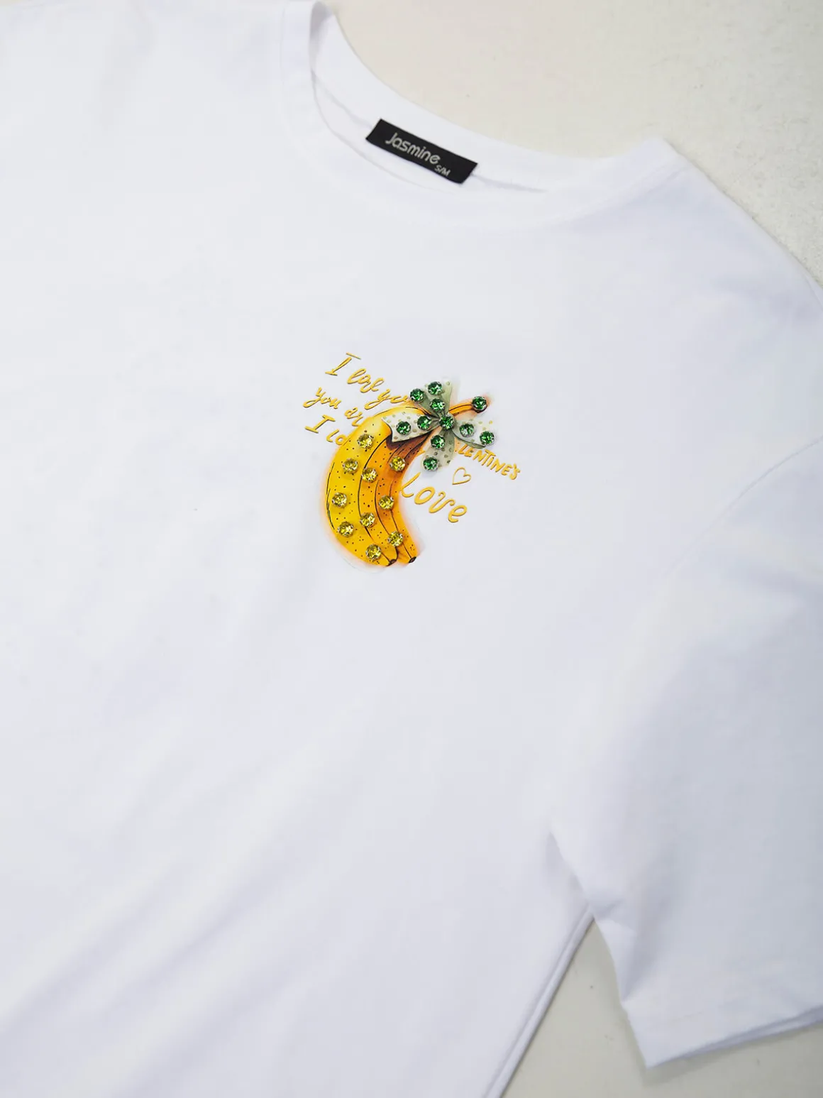 T-shirt com estampado e aplicações