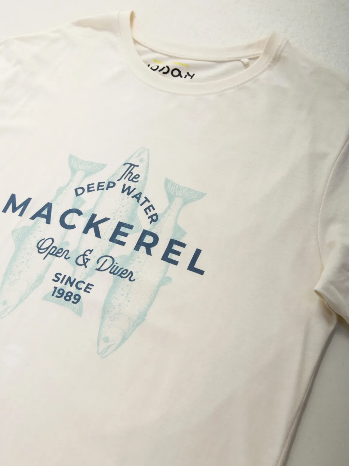 T-shirt com estampado peixe