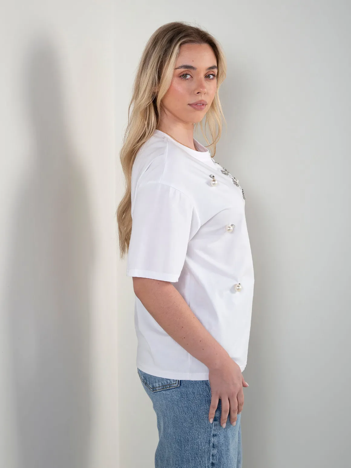 T-shirt manga curta com aplicações