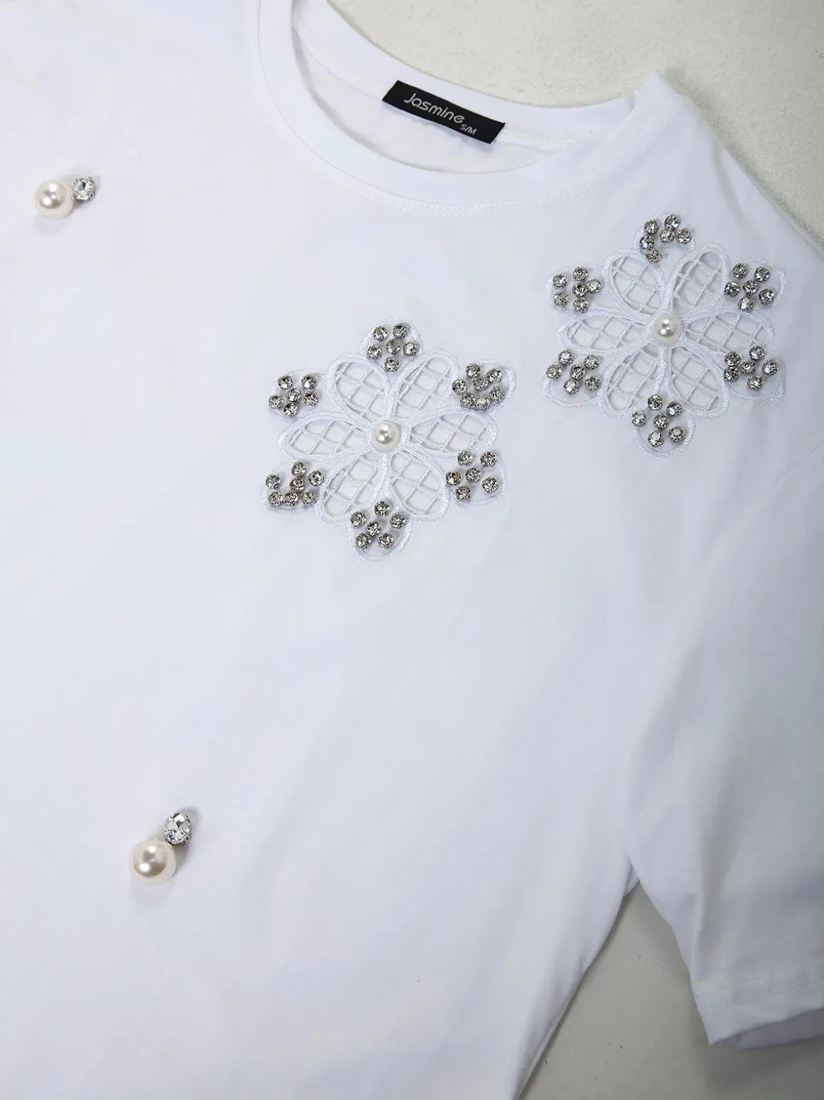 T-shirt manga curta com aplicações