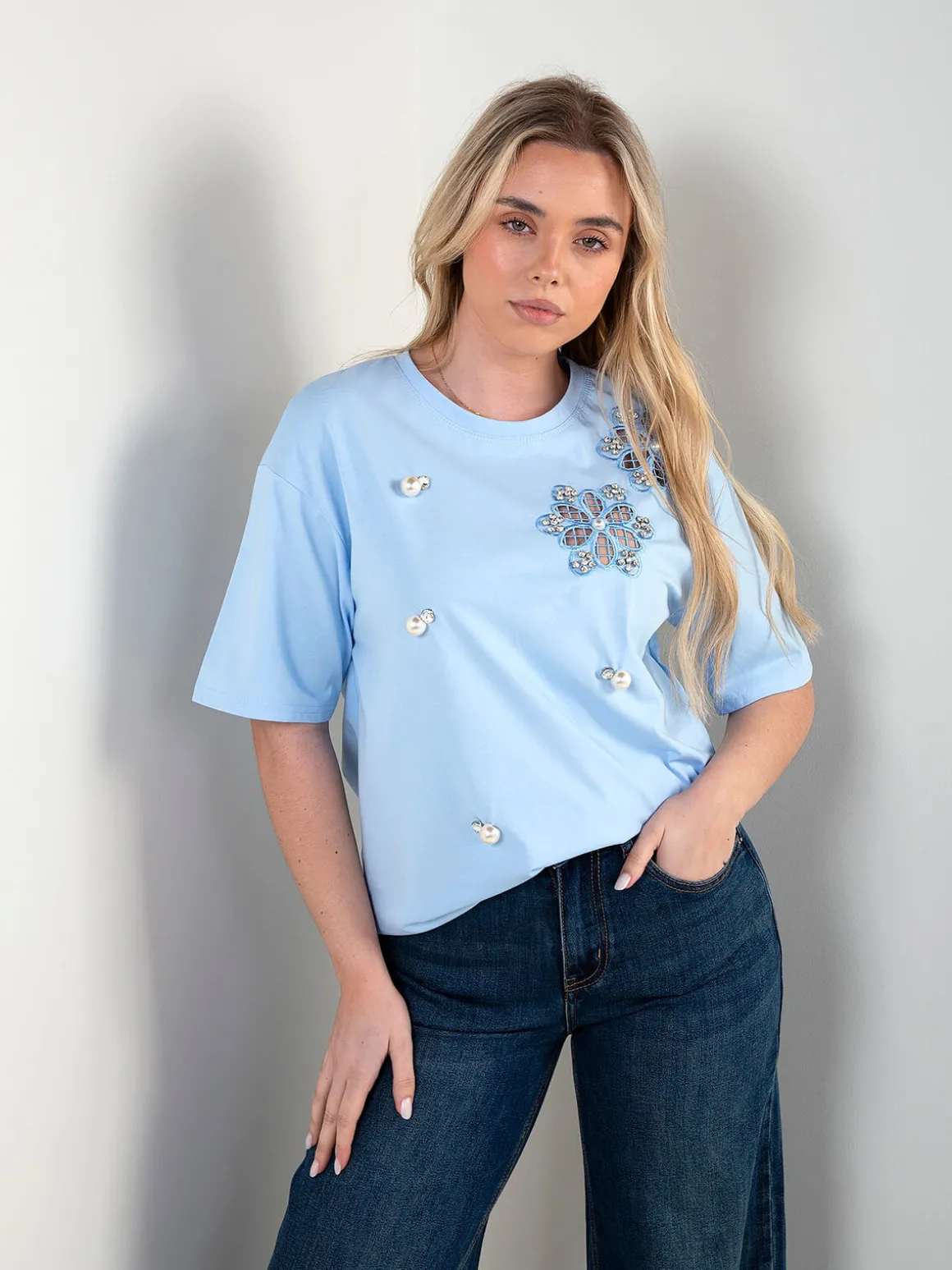 T-shirt manga curta com aplicações