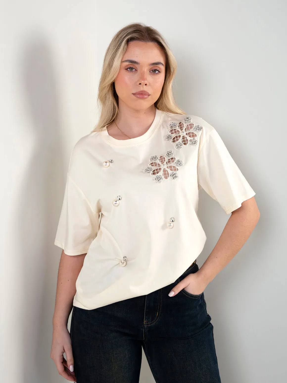 T-shirt manga curta com aplicações