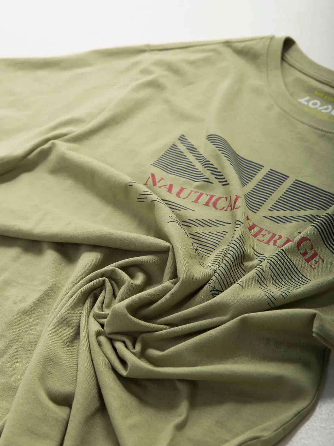 T-shirt manga curta com bandeira