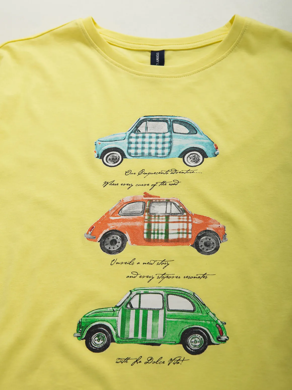 T-shirt manga curta com carros