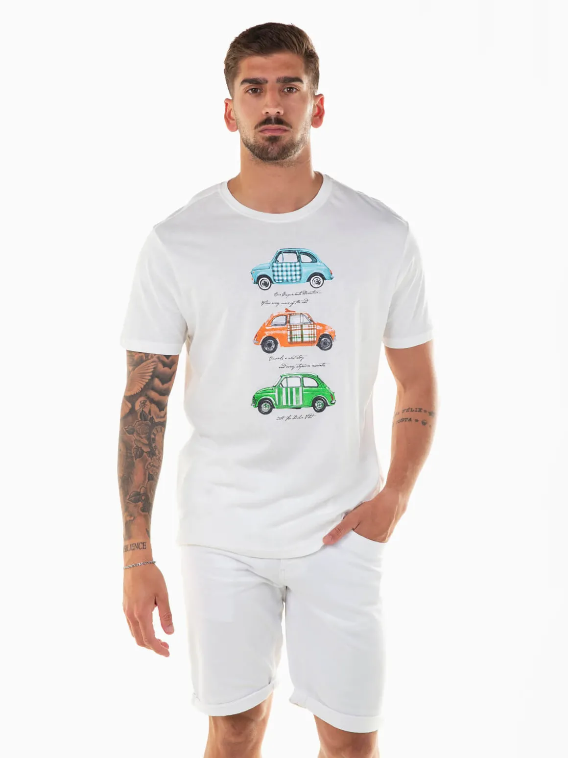 T-shirt manga curta com carros