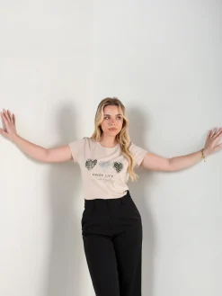 T-shirt manga curta com corações