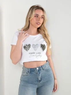 T-shirt manga curta com corações