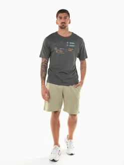 T-shirt manga curta com grafismo