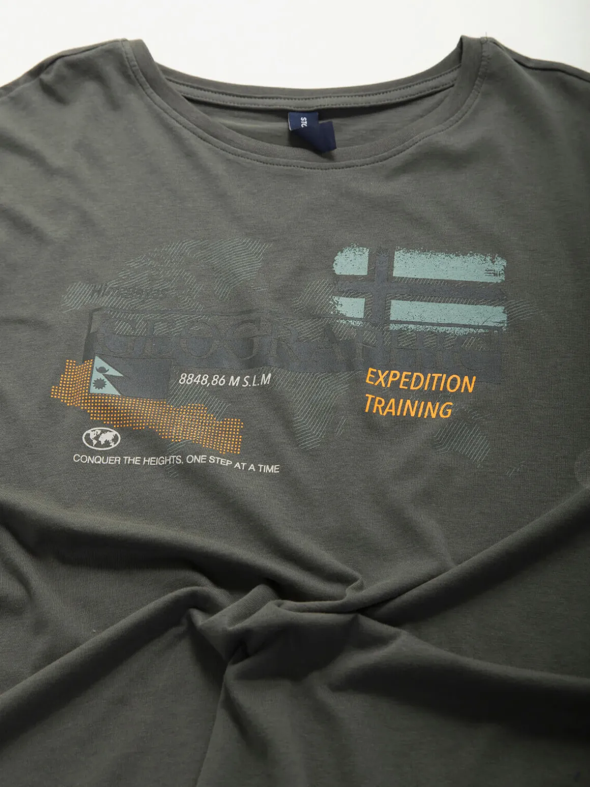 T-shirt manga curta com grafismo