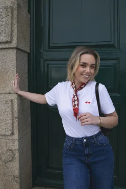 T-shirt manga curta com lenço