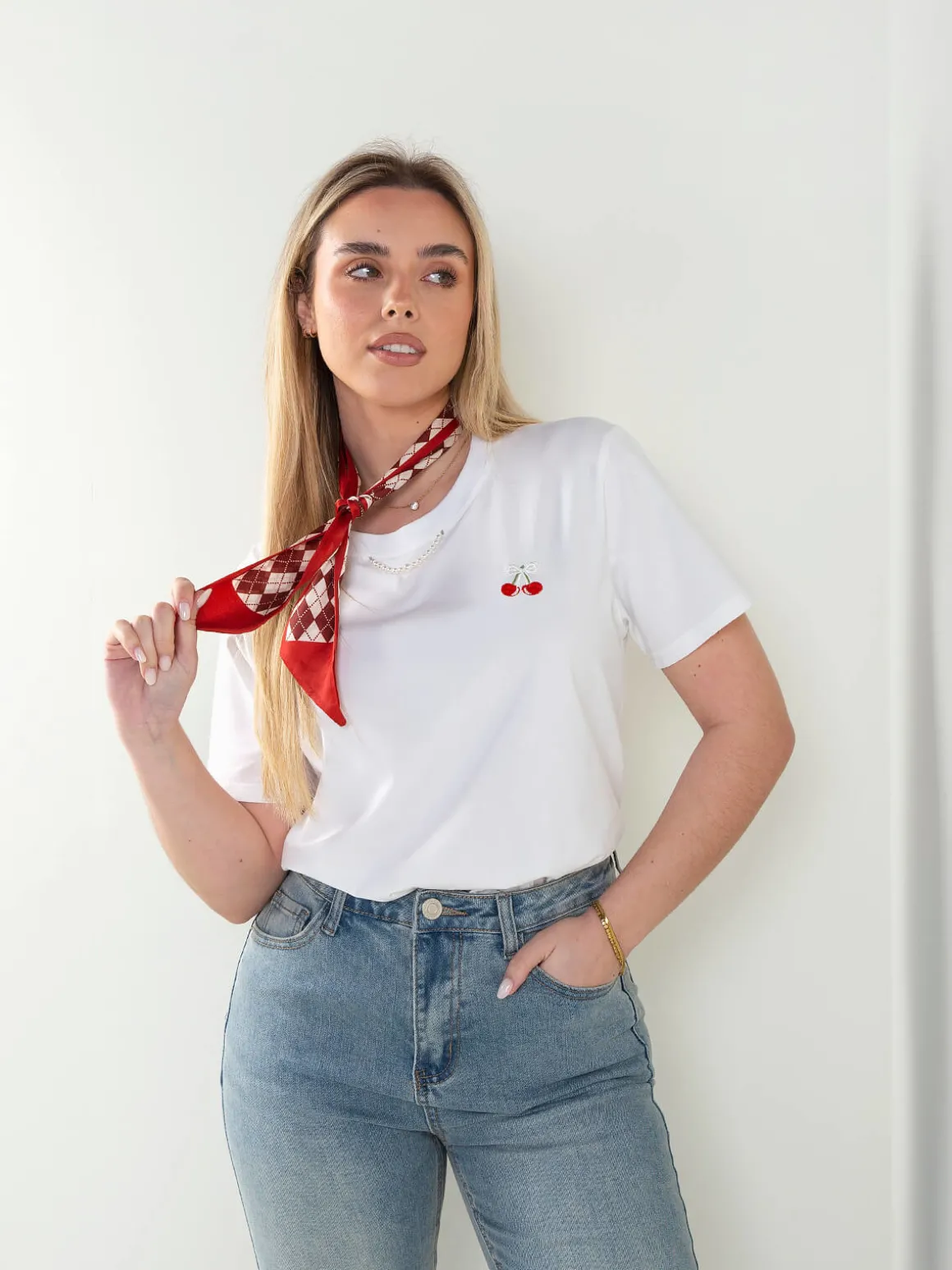 T-shirt manga curta com lenço