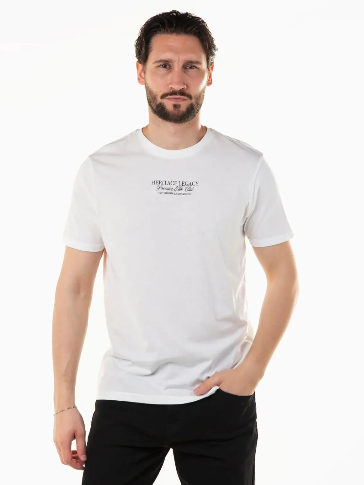 T-shirt manga curta com letras