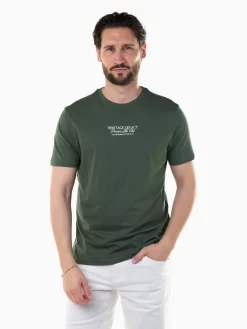 T-shirt manga curta com letras