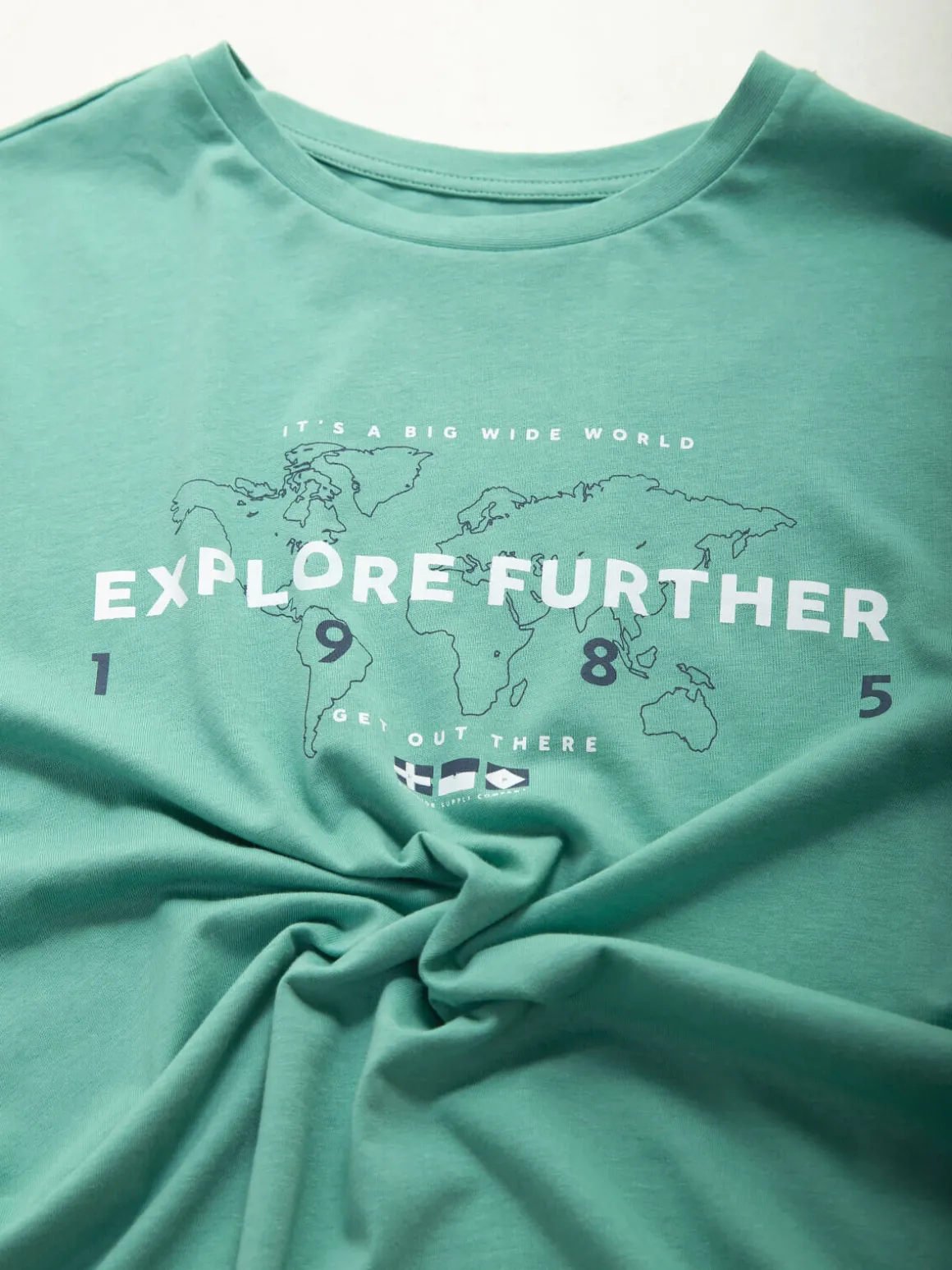 T-shirt manga curta com mapa