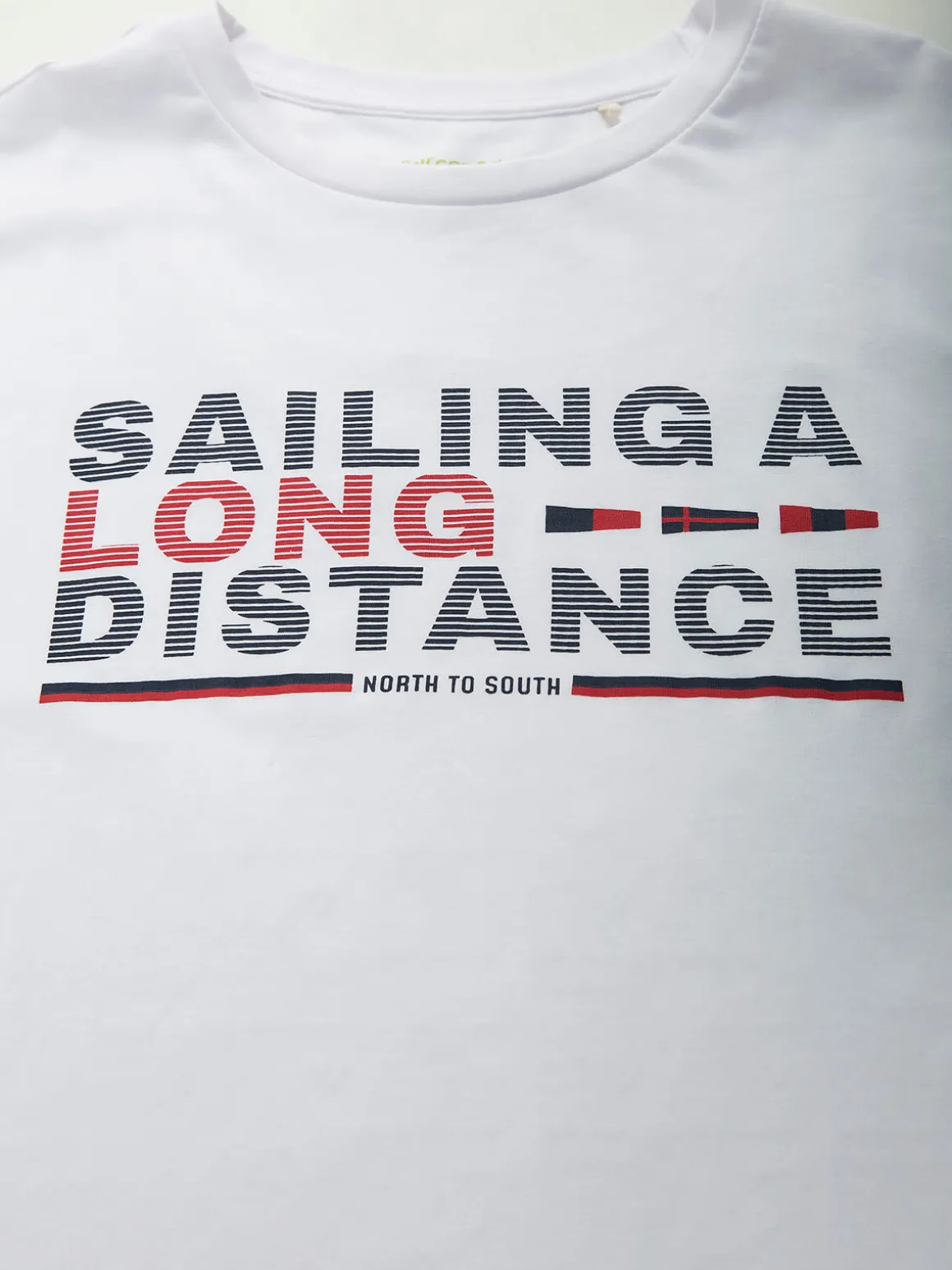 T-shirt manga curta com texto