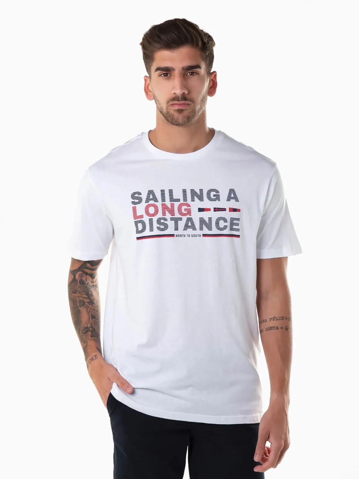 T-shirt manga curta com texto