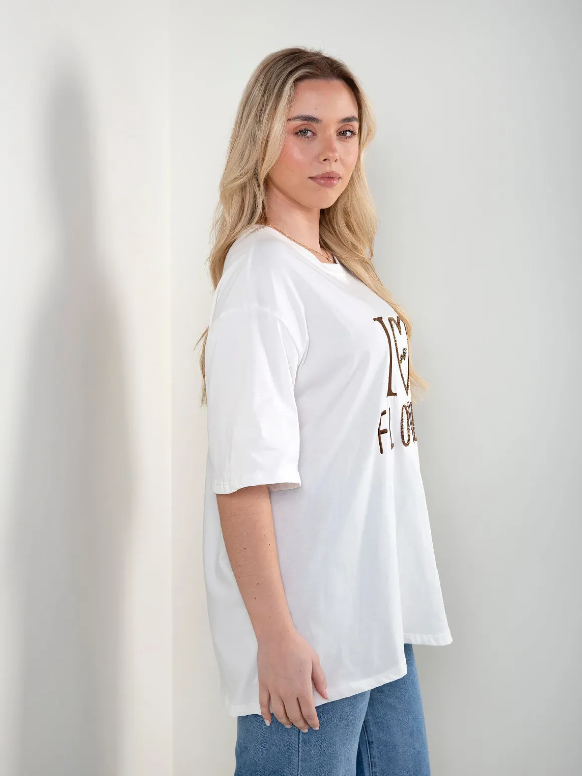 T-shirt oversized manga curta com bordado