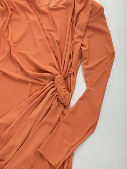 Vestido comprido com torcido