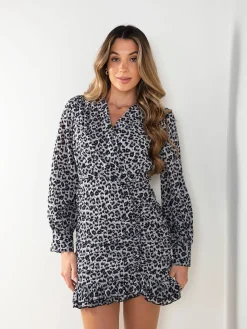 Vestido curto cinza animal print
