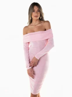 Vestido curto franzido ombros descobertos